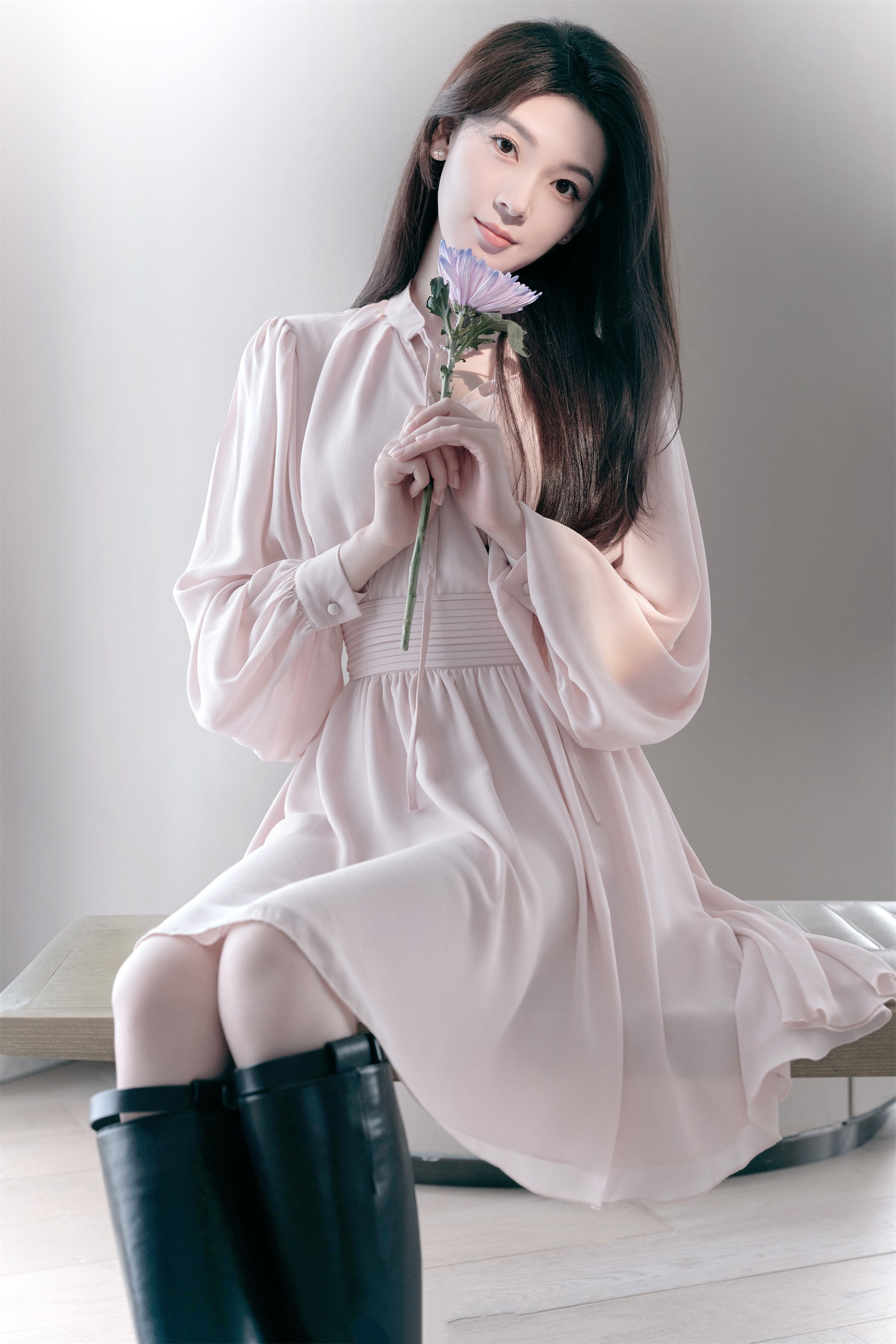 浪漫氛围感暴击！陈瑶新写真温柔锁骨+轻薄纱裙，甜妹本甜谁还不是个宝宝！