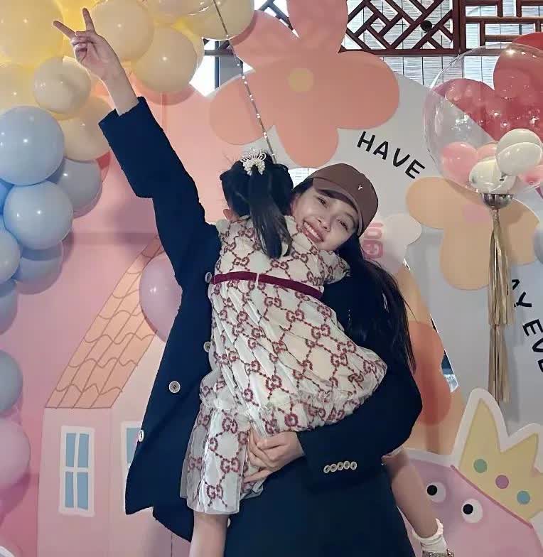 孙怡和董子健离婚后，女儿大福跟着妈妈孙怡生活，平时都是孙怡的父母在帮忙照顾，想想