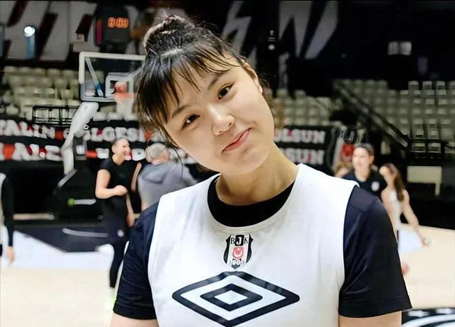 中国女篮要改革应遵从以下几点:
①教练要选年轻力胜的，接受能力强，临场指挥应变能