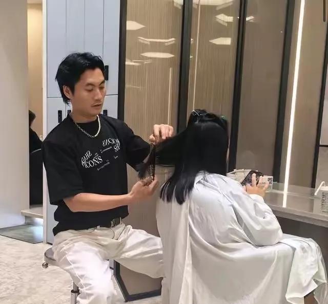 现在05后的小男生，真是让人琢磨不透。
上周我去理发，给我安排的理发师，看上去年