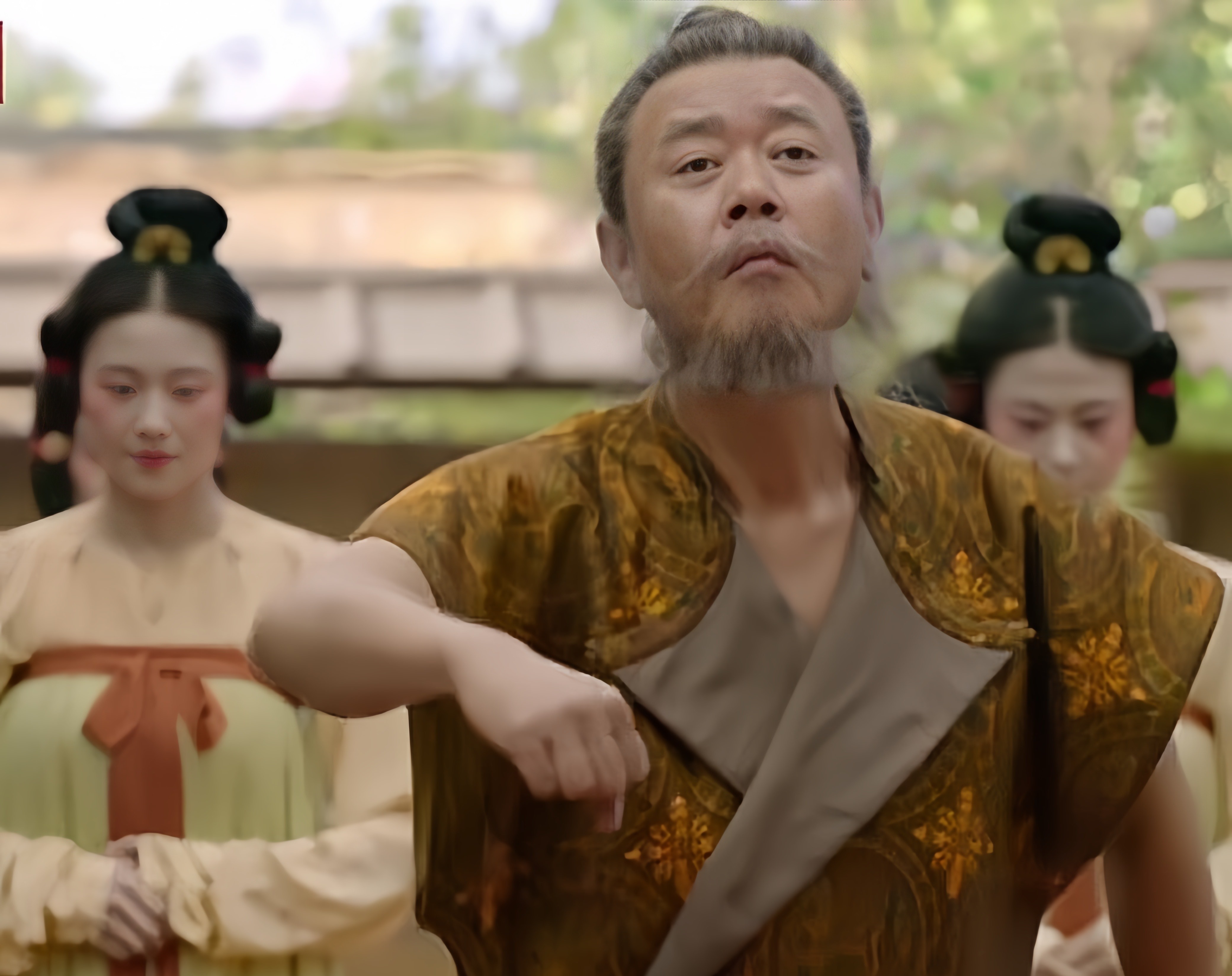 《长安的荔枝》，演得最好的5个角色：

第一名：何有光。表面装疯卖傻，实则心