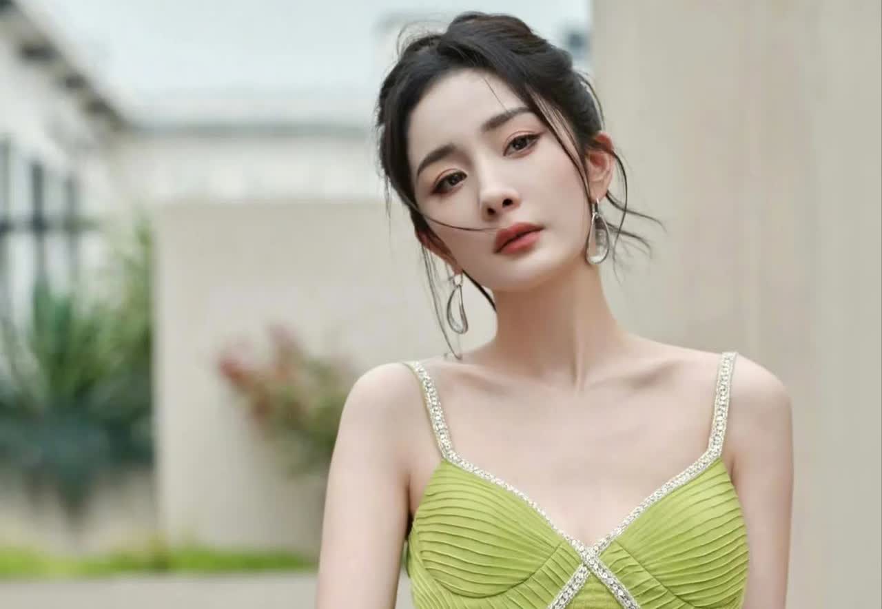终于知道杨幂口臭的原因了
不是她肠胃有问题
也不是她不讲卫生不刷牙，而是因为