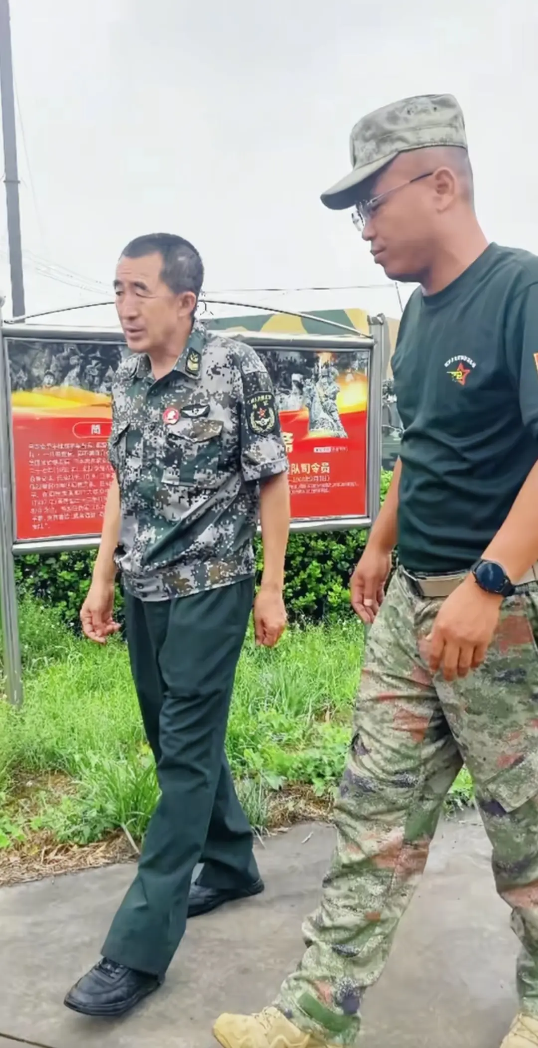 左边的军人年纪这么大了，一定不是普通的士兵。
