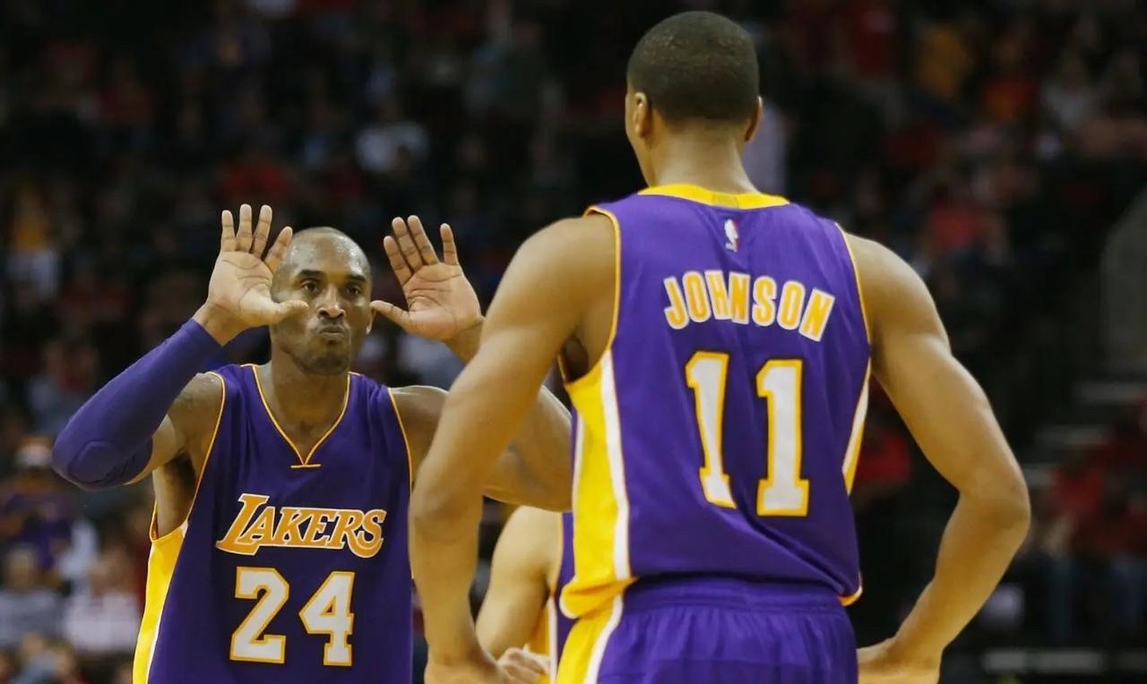 科比曼巴精神影响深远啊
前NBA球员韦斯利-约翰逊近日接受采访谈到了和科比共事的