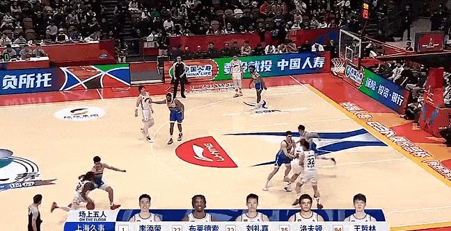 终于进了！洛夫顿下半场要爆发了！
在今天CBA俱乐部杯决赛上海对阵新疆的第三节比