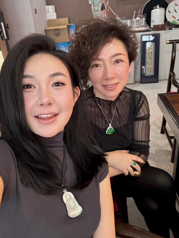 今天去相亲，有点尴尬，人家都是带着阿姨来的，我早知道我把我爸爸也叫上了，很有感觉