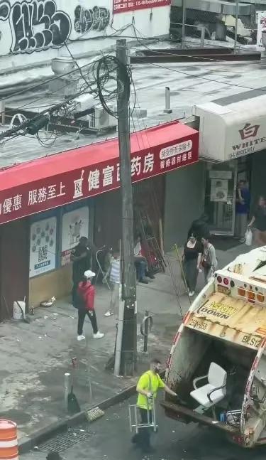 唐人街在美国被归类为贫民窟，里面的商品便宜，服务也便宜，美国人喜欢到唐人街理发、