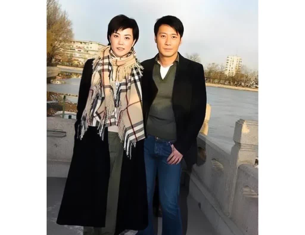 2004年，王菲与黎明在北京，留下的美好瞬间。王菲当时35岁，状态极佳，比少女还