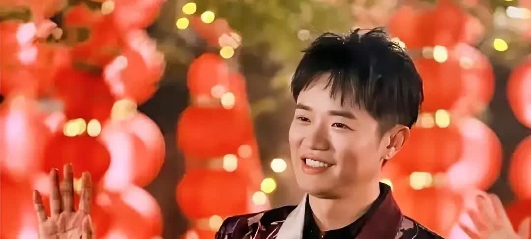 说实话，
看到曾毅手表的图案。
我是一点都不意外啊，毕竟他曾经可干过更离谱的