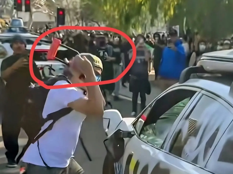 美国洛杉矶示威者用U型锁砸车！

注意，关键词是“U型锁”！上网超过十年的中国网