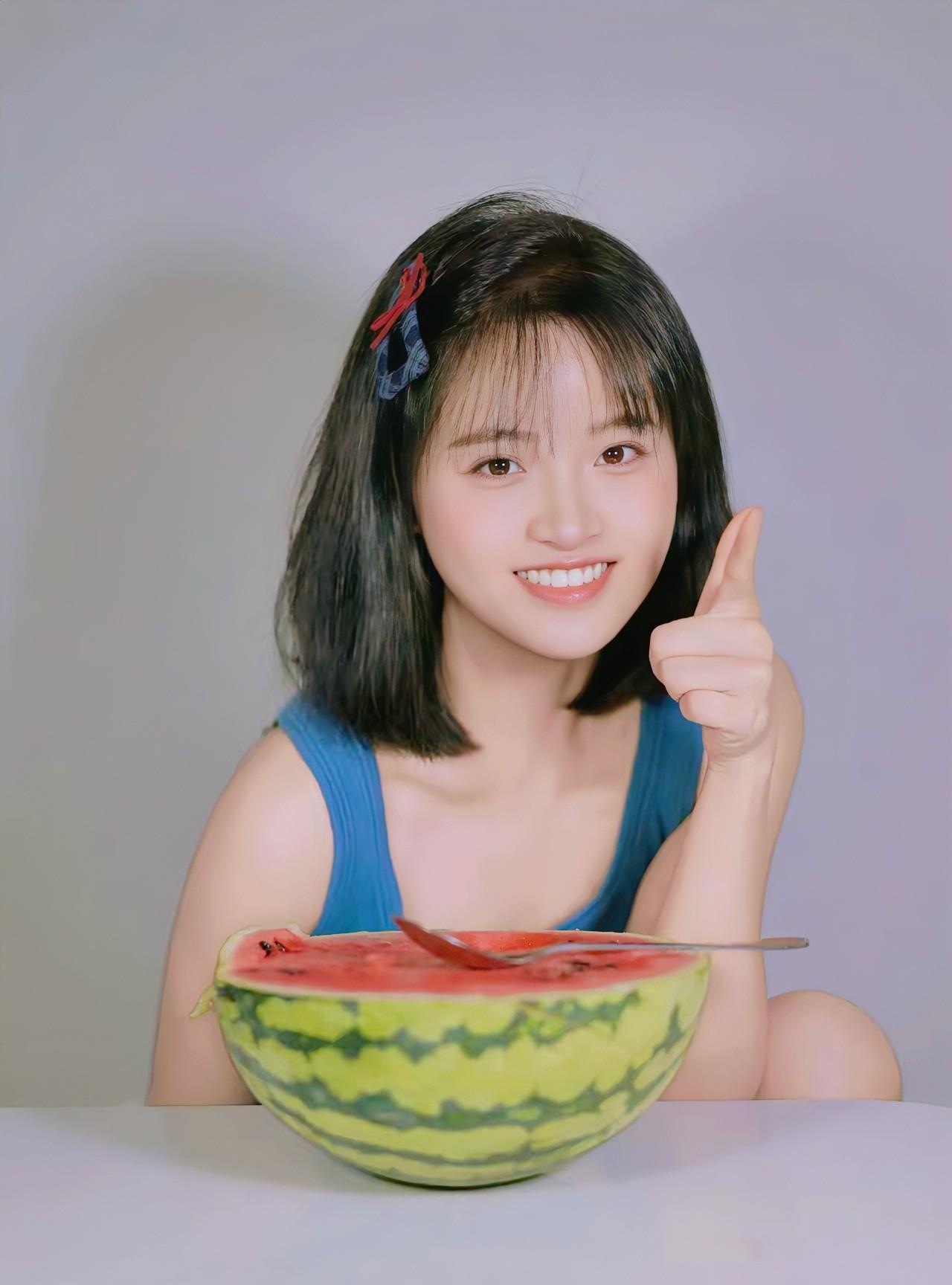 水蜜甜如玉，笑语满心间。