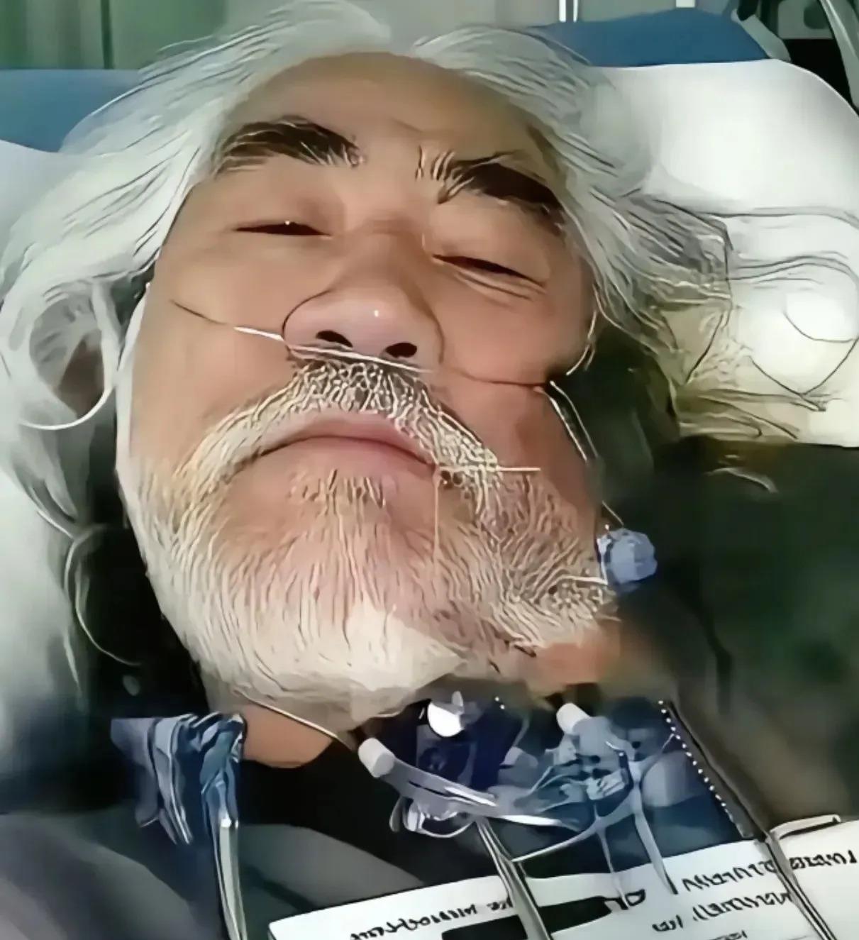 
最近有段视频让网友们揪心不已——73岁的张纪中导演躺在酒店床上，额头上贴着退烧