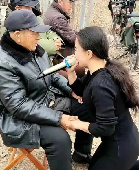 大爷靠近她耳边说：我每月有退休金
