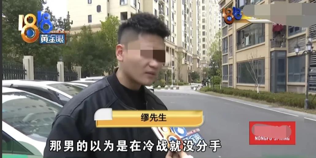 浙江温州一男子开黑色特斯拉，送女友回家，不料，女友的前男友过来纠缠，双方打了起来