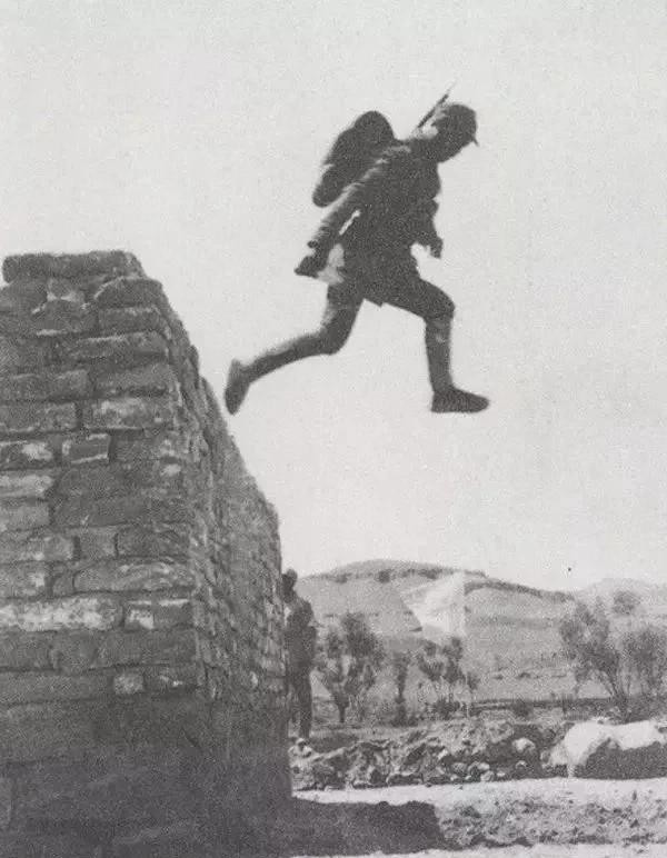 1944年，新四军情报员丁咸玖不幸被日军特务抓获，敌人将他捆绑在监狱中。不料，他