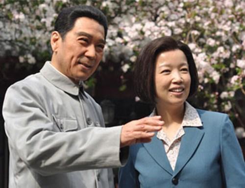 1927年4月，邓颖超在广州产下一子，由于这个孩子生下来体重太大，有9.09斤重