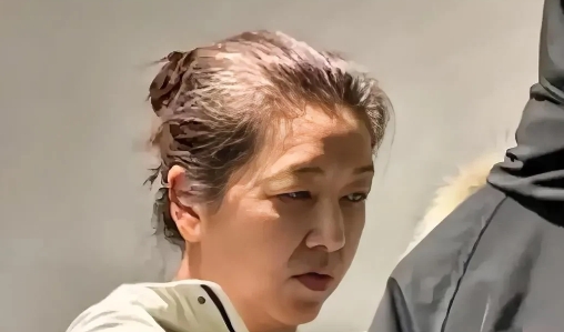 一代女神也老了，终于能大大方方的逛商场，再也不用担心狗仔队了。

说起江珊，可以
