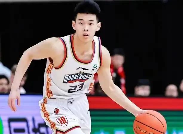 中国男篮最大遗珠是两大后卫，一个是本土助攻王，CBA冠军后卫孙铭徽，一个是本土得