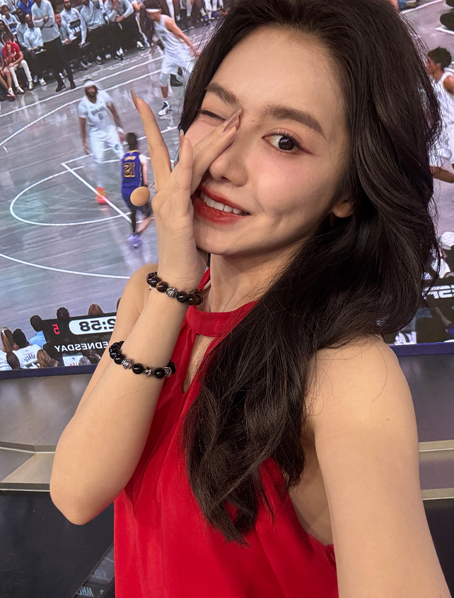 美娜的今日份ootd，明艳红裙超nice的！