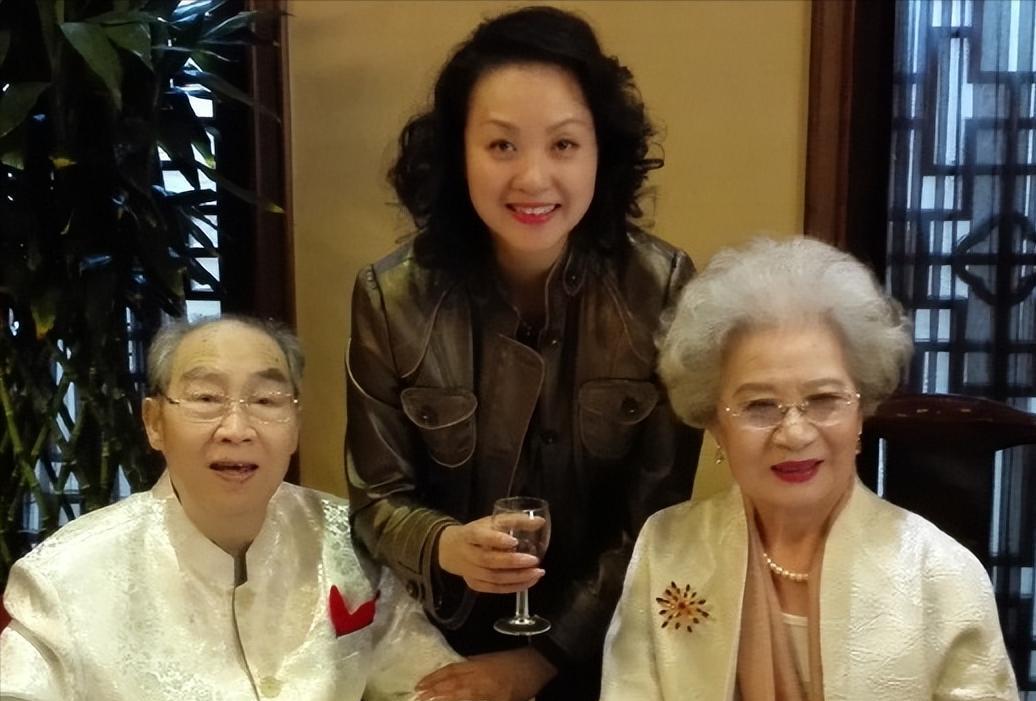 京剧名家王艳与师父刘秀荣夫妇。
著名京剧表演艺术家刘秀荣，1963年主演京剧艺术