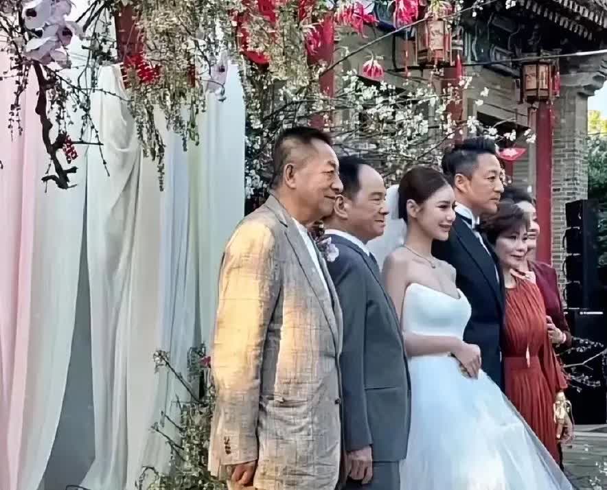 你看，你看，这就是格局，可惜S妈没有，要不然站在汪大爷旁边的就是她了！
 发现