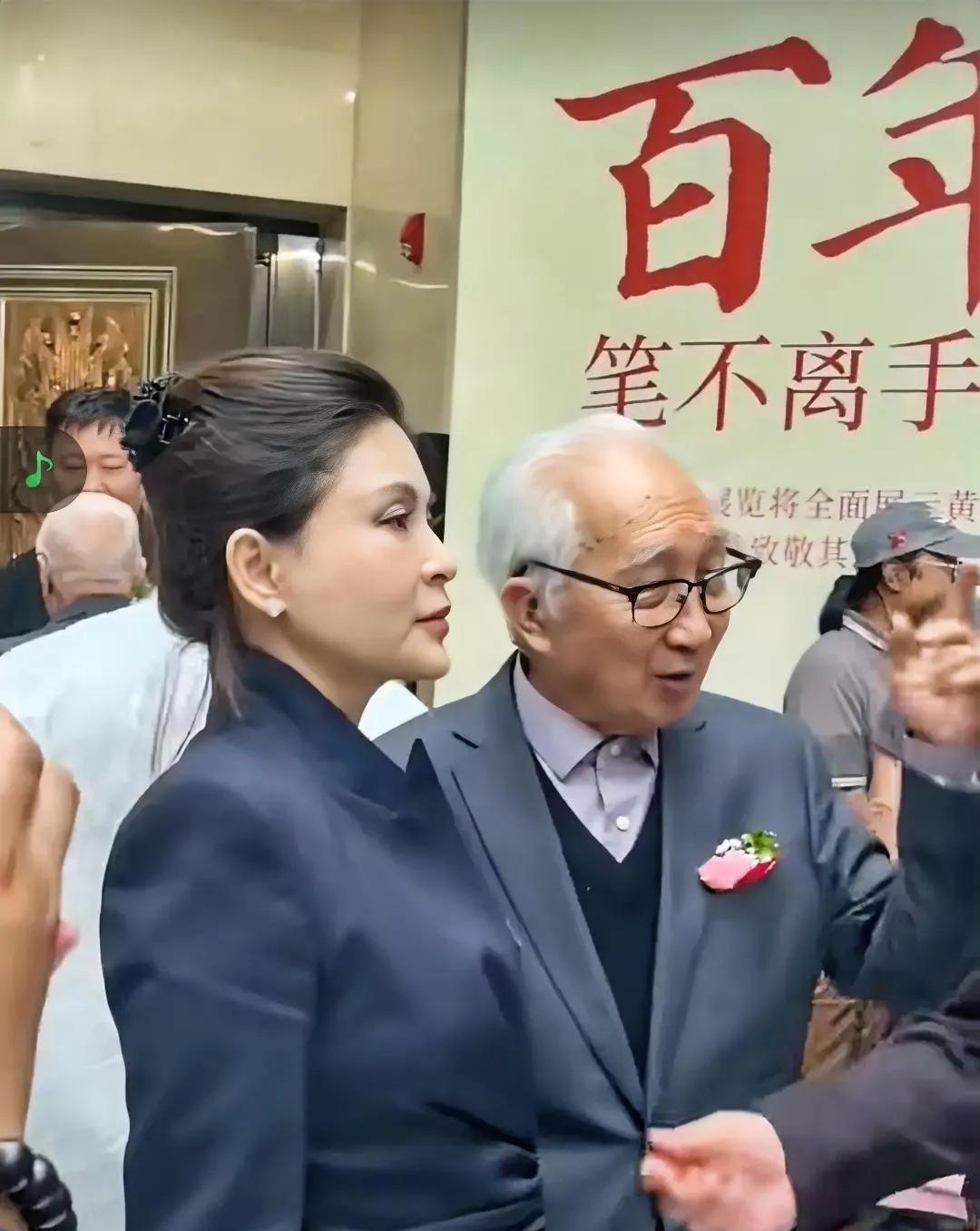 画中自有颜如玉
九十多岁靳尚谊携妻子祁艳女士，参加百年黄胄作品展。