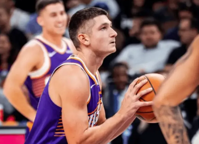 NBA常规赛，太阳121-98击败鹈鹕。
赛后太阳球员格雷森-阿伦接受了记者采访