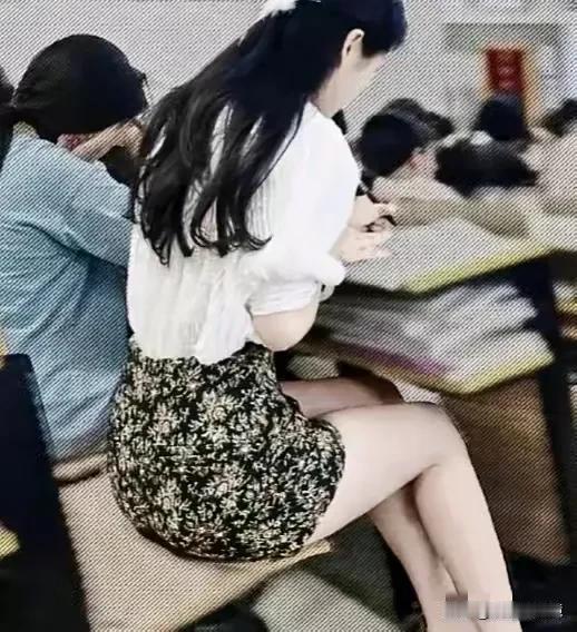 大学课堂上这位漂亮女大学生，实在是太吸引眼球了，简直亮瞎了眼。 肤白貌美大长腿，