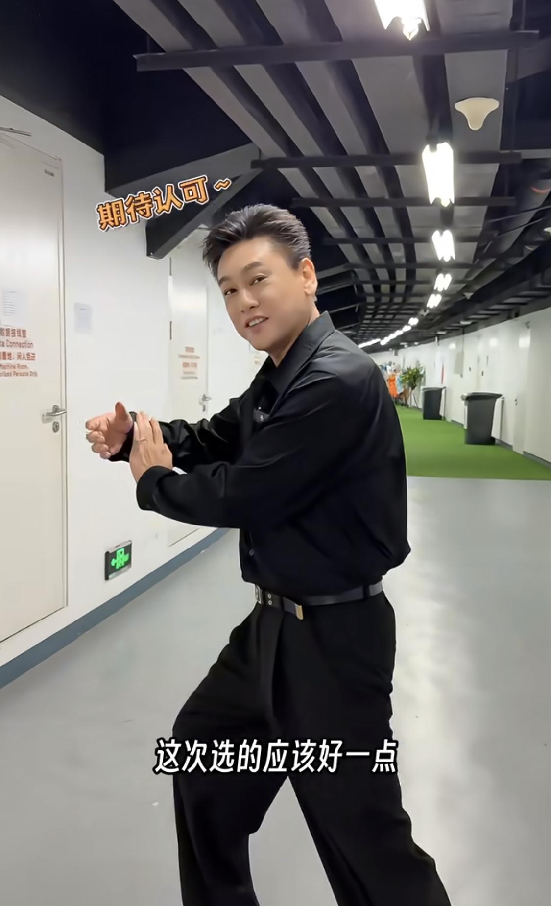 朱孝天候场间隙打太极，静心凝神待登场。
状态逐渐回归的朱孝天，舞台感觉越来越好。