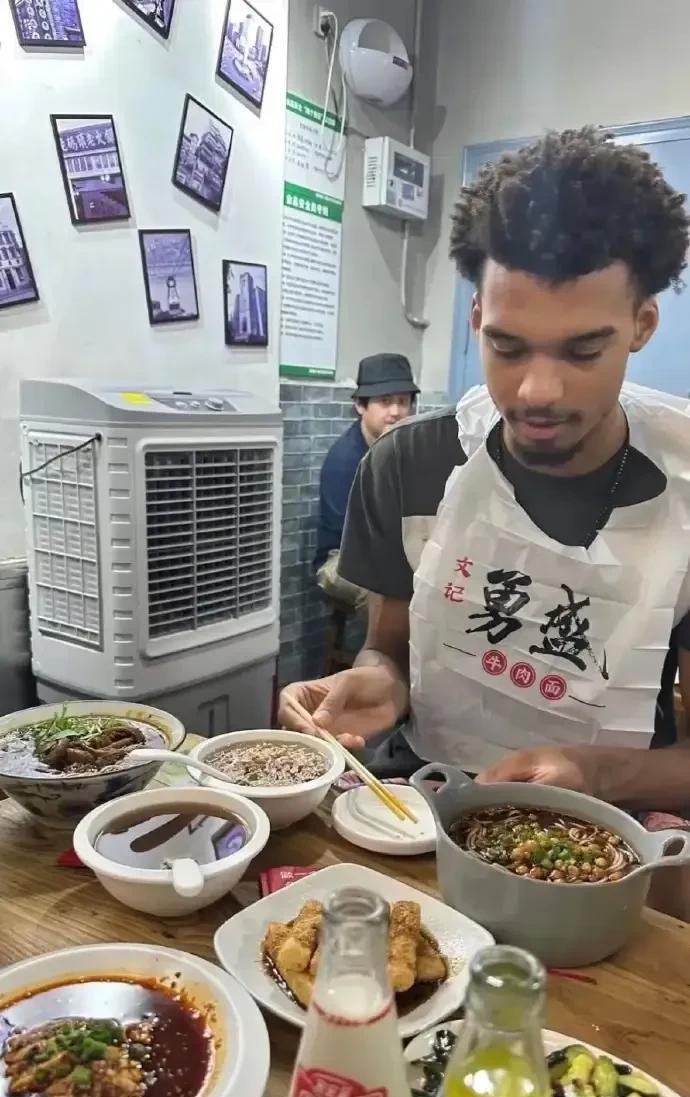 文班亚马在北京品尝中国牛肉面！
就我们牛肉面这分量，是不是文班亚马这样的身体，随
