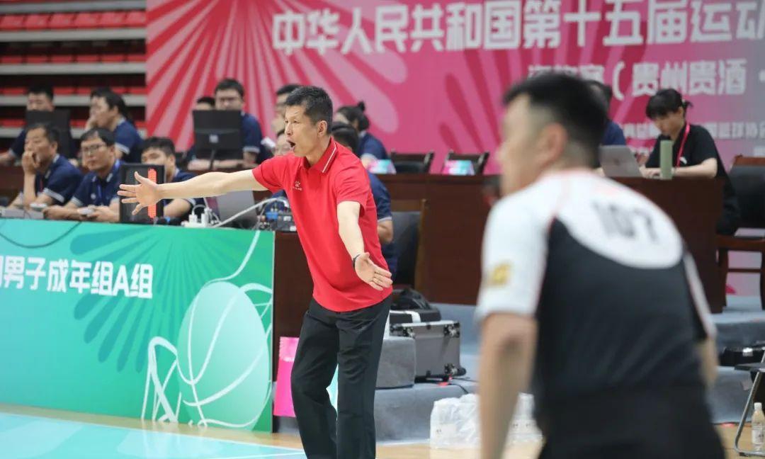鞠维松和王刚师徒两人均为组织后卫出身，如今两人都深耕青年队，为山东男篮培养未来—