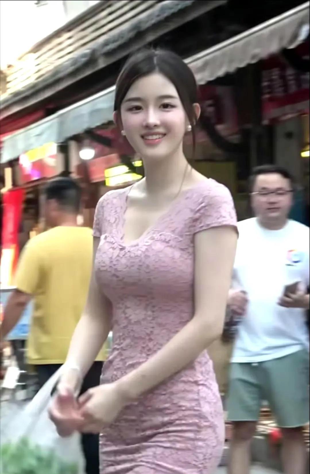 网红小思思，原名周思思，1997 年出生在浙江龙游。身高 1 米 72 体重 8