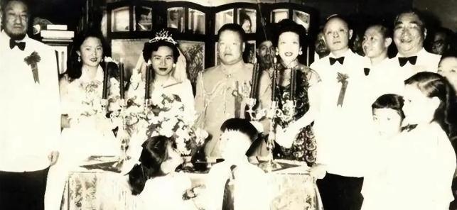 1961年，58岁的马步芳对18岁的五姨太说：“把你妈妈和两个妹妹叫来。”五姨太