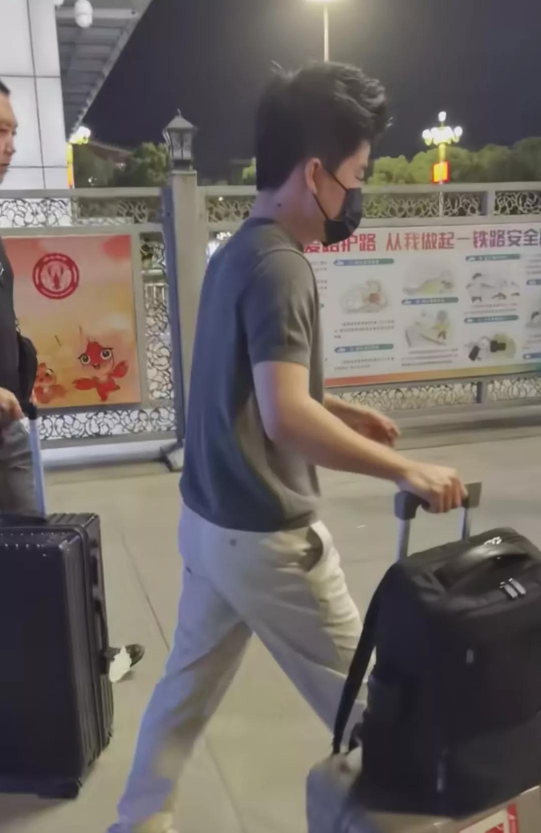 “钓鱼佬”的眼睛是真毒，董宇辉才刚到潜江，排班表24号竟安排了垂钓装备专场，这可
