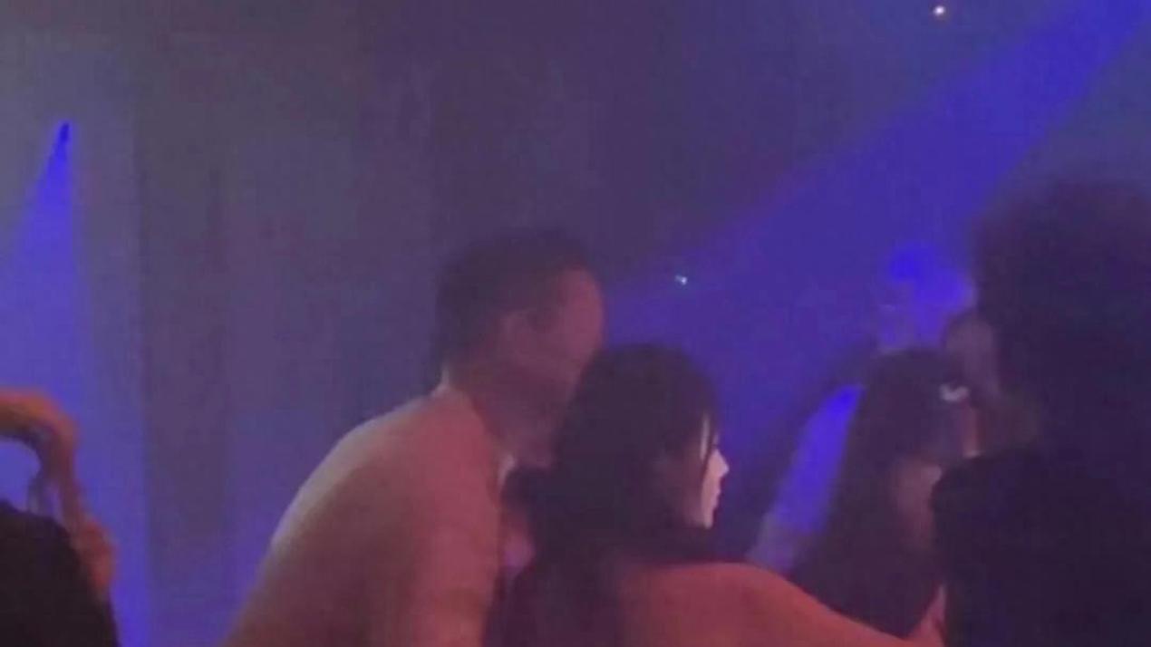 胡杏儿老公深夜搂两女！手放敏感部位被拍 网友：这婚怕是悬了
