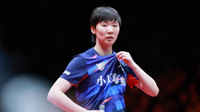 笑喷！王曼昱乒超赢球裹毛巾偷听对手采访，被发现后一脸坏笑离开