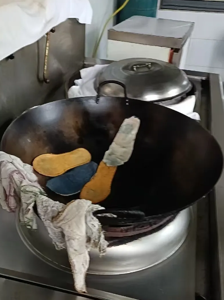 公司食堂的大锅都是这样的，还有救吗？