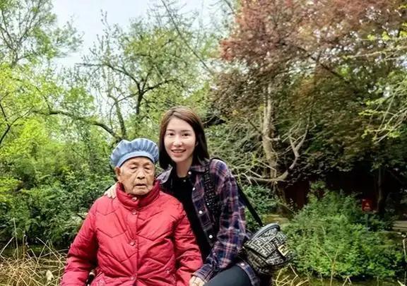 云南女孩被奶奶赶出家门，外婆抚养她长大，如今她买房与外婆同住。你养我小，我养你老