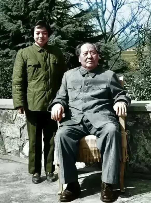 晚年，毛主席坐在藤椅上晒太阳的一幕，旁边的女子你知道是谁吗？

在一张珍贵的老照