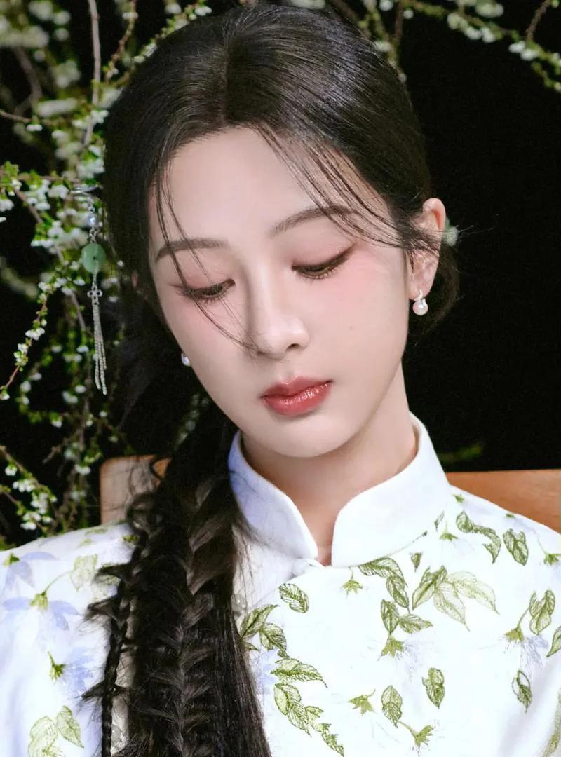 2025年7月19日，杨紫发长文告别《国色芳华》角色“何惟芳”，并晒出与李现、张