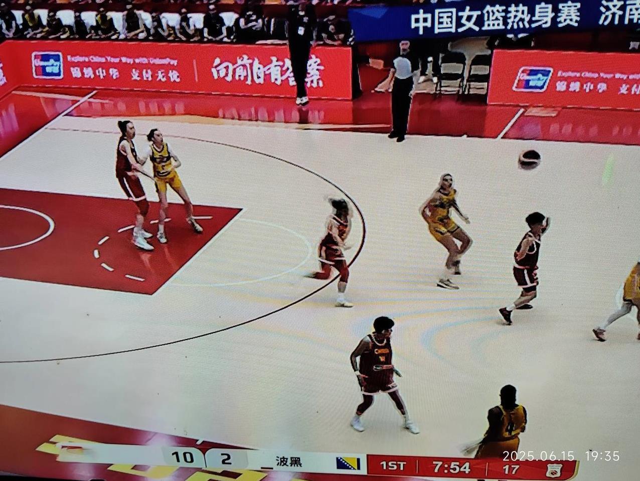 今天女篮热身赛济南站，中国对波黑，首先有韩旭，李缘，张茹，杨舒于，一上来韩旭三次