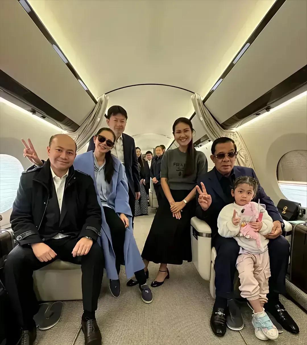 洪森一家乘坐自己的私家飞机到海边去方游玩了，不过洪森看上去不怎么高兴，脸色也有点