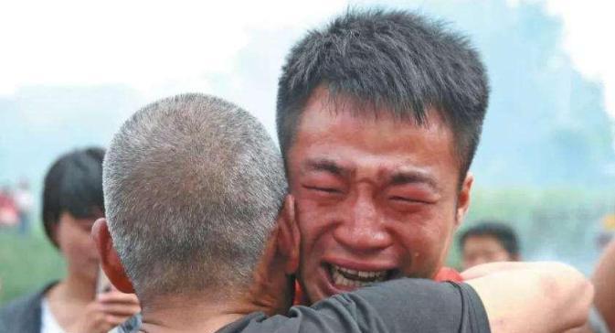 1996年，一5岁男孩被拐走，人贩子对他强行洗脑，迫使他忘记亲生父母，但他却在被