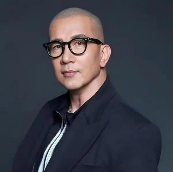 #具俊晔在大S墓碑上刻情侣文身誓言#
     真是在一起的时候要纹身，大S都去