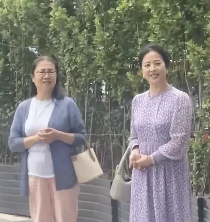 路人偶遇刘亦菲的妈妈，所以说刘亦菲漂亮是有她的道理的，妈妈那么漂亮，女儿能不漂亮