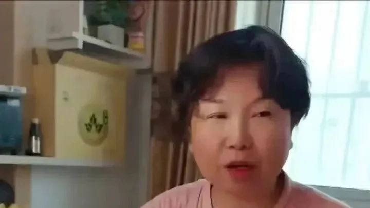 老杜直播再挑许妈刺，被网友回怼，她却说：要笑看他人