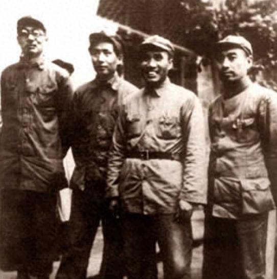 1937年红34师唯一幸存团长到延安，毛主席“责怪”：怎么不来看我
“哨兵同志，