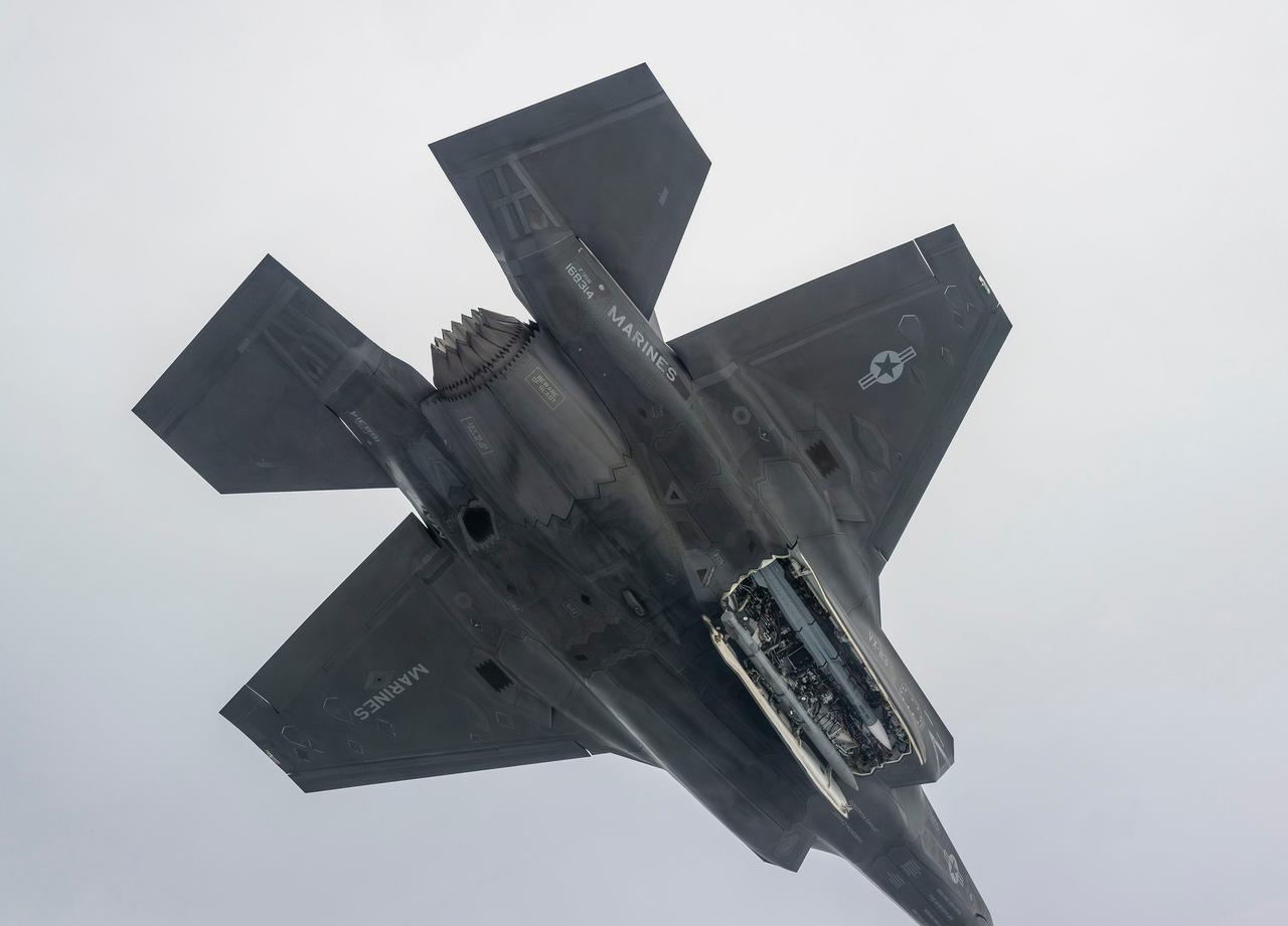 美国海军陆战队的VX-23测试中队F-35B闪电II隐身战机进行了内载流星中距空