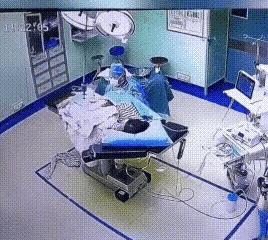在云南瑞丽，一场地震突然来袭，惊心动魄的一幕在手术室内上演，着实令人动容。当时，