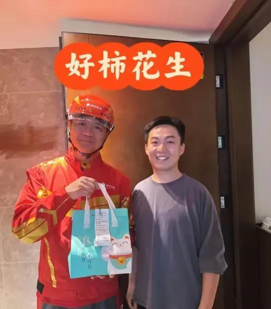 据报道，这个外卖小哥已红遍大江南北，收入高的十分离谱，有没有知道的网友，真的假的